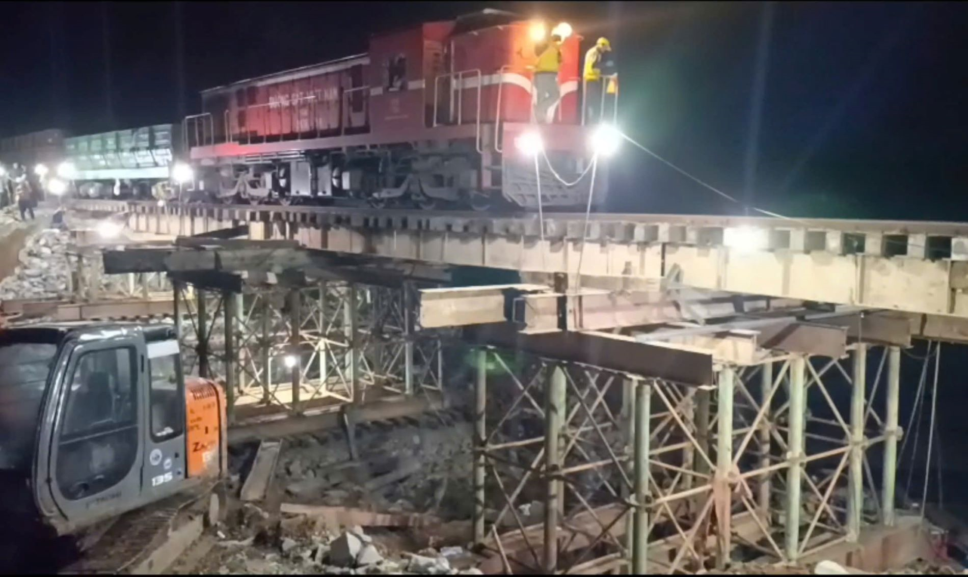 Thông tuyến đường sắt Bắc - Nam sau bão số 13